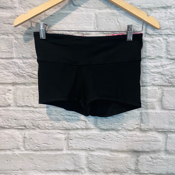 Lululemon Sz 4 Boogie Short Full-On Luon Black / Su14 Quilt 14 Floral Reversible - Picture 10 of 13